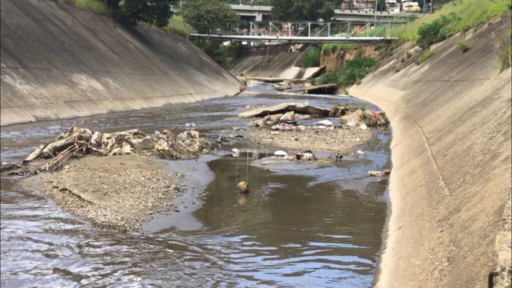 Caracas | Estructuras de concreto del río Guaire se encuentran al borde del colapso (+Video)