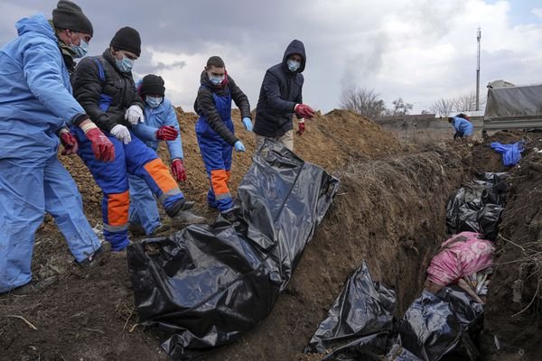 Civiles muertos por invasión rusa en Ucrania son enterrados en fosas comunes (Imágenes fuertes)