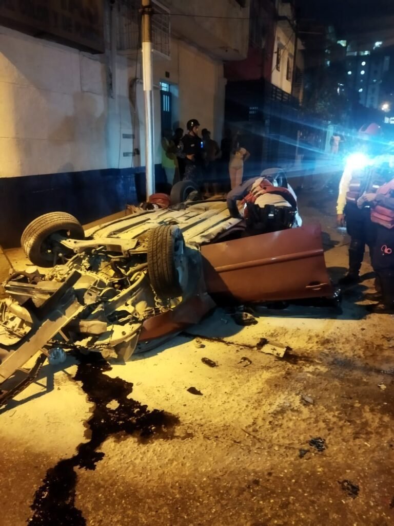 Caracas| Conductor murió al precipitarse su vehículo en la autopista Francisco Fajardo (Imágenes)