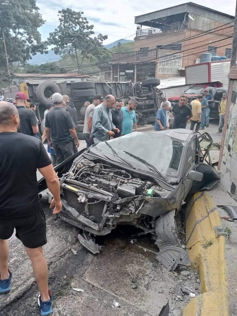 Dos heridos deja accidente provocado por vehículo pesado que perdió los frenos en Baruta + Fotos