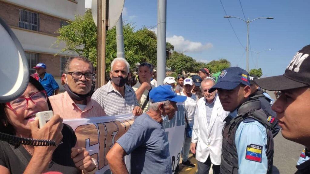 Denuncian que funcionarios chavistas trataron de impedir protesta de médicos en La Guaira +Video