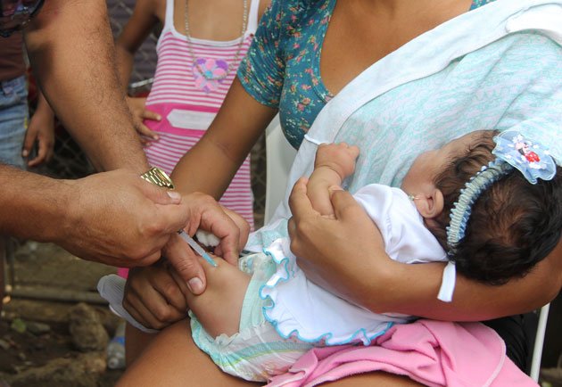 niños vacunación maternidad