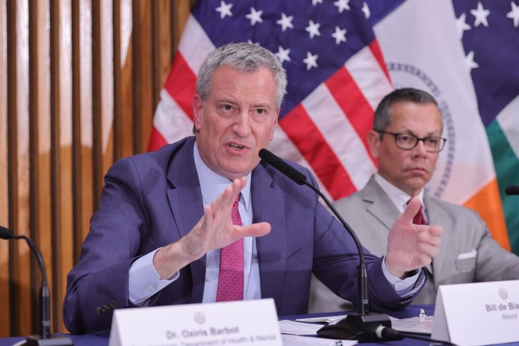 Alcalde de Nueva York anuncia que preparan un edificio para recibir refugiados afganos (+Video)