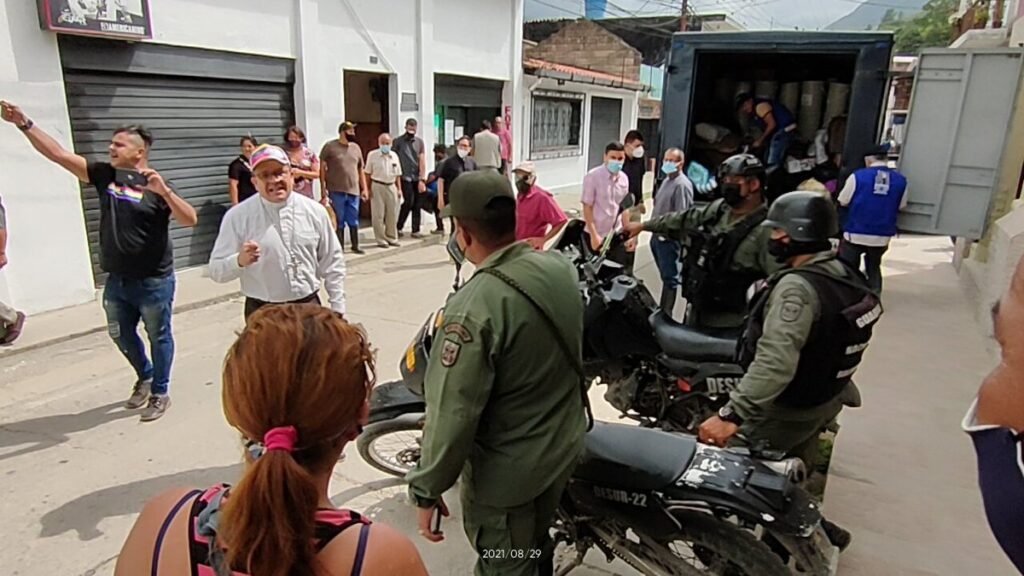 "Le quieren quitar la ayuda a la gente": Obispo de Mérida denuncia atropello por parte de la GNB (+Videos)