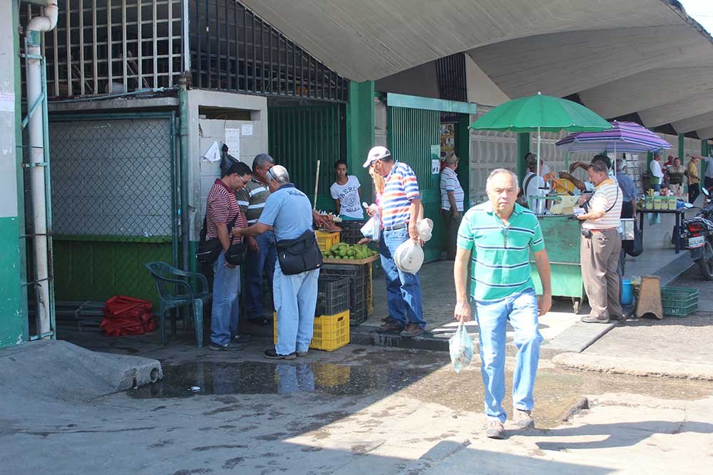 Aragua | Se desplomó una parte del techo del mercado libre de Maracay (+Video)