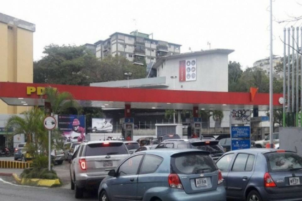 Caracas| Adulto mayor falleció mientras esperaba surtir con gasolina su vehículo en Bello Monte