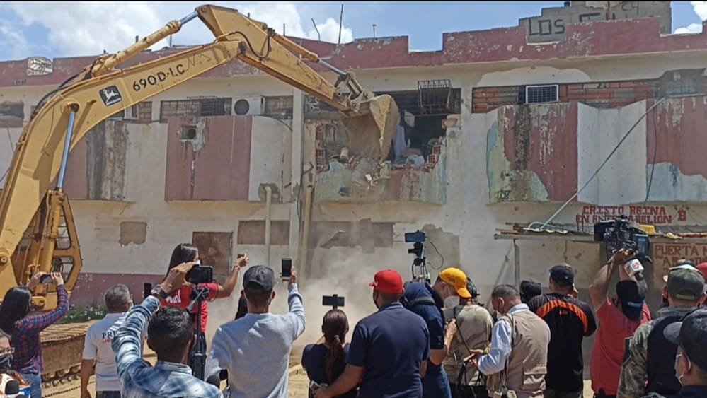 Zulia| Este #26Oct fue demolido "la puerta del infierno" en Cabimas