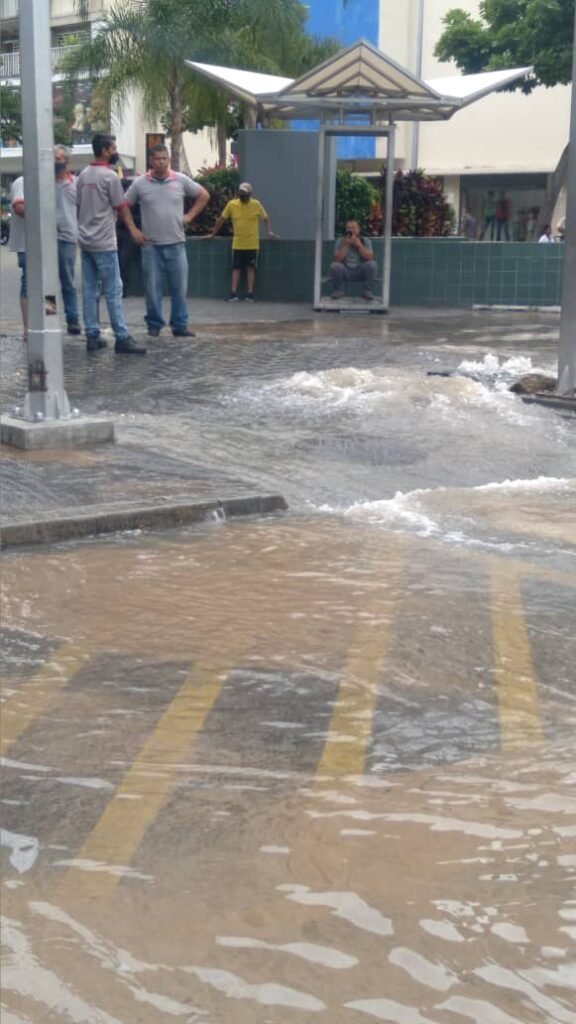 Plaza Venezuela bote de aguas blancas