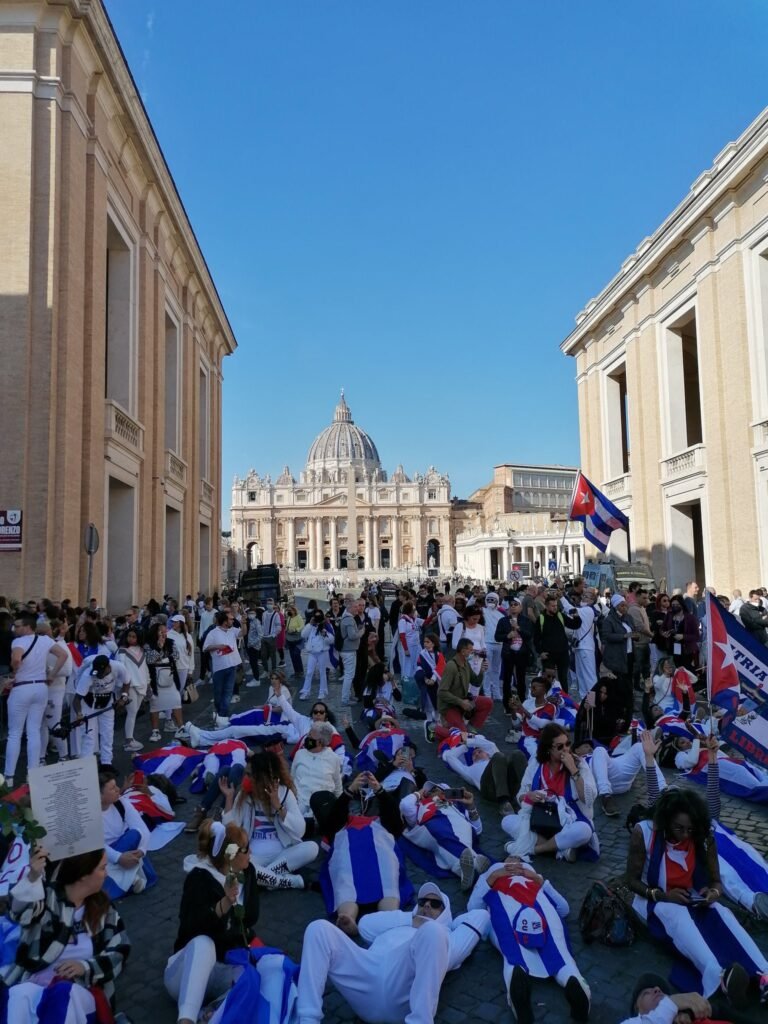 Cubanos protestan en el Vaticano ante el "silencio" del Papa por las violaciones de DDHH en la isla (Video)