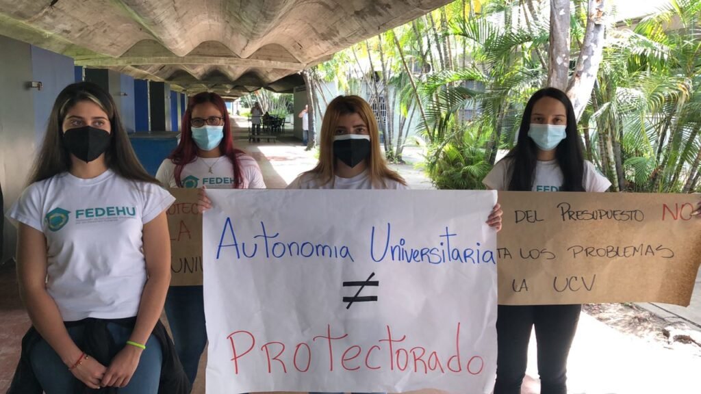Estudiantes califican como "politiquería barata" las reparaciones que Maduro a la UCV