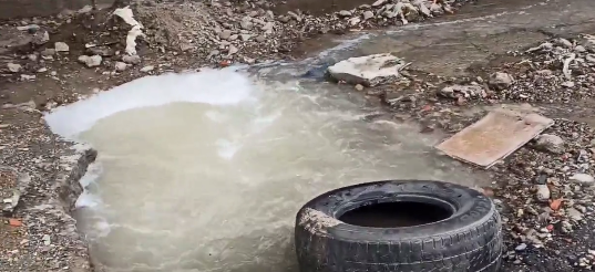 Caracas| Reportan bote de aguas blancas en tubería matriz de Hidrocapital en Tacagua Vieja