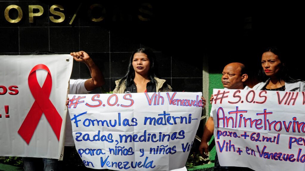 Pacientes con VIH y otras enfermedades cronicas protestaron frente a la sede de la Organizacion Mundial de la Salud (OMS) para exigir los tratamientos para sus enfermedades. Caracas 23-05-2016 (JORGE SANTOS JR / EL NACIONAL).