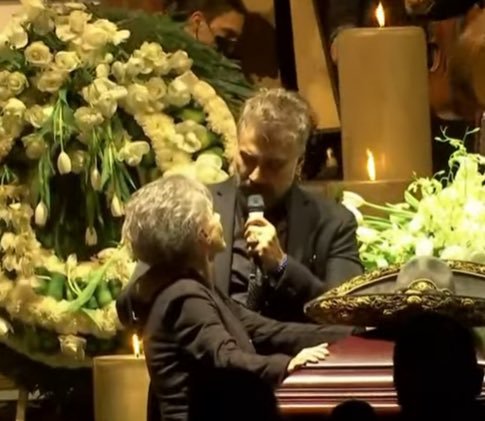 Alejandro Fernández cantó durante los emotivos actos fúnebres de su padre, Vicente Fernández (Video)