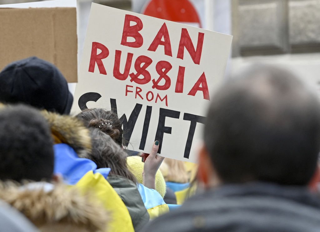 #ÚLTIMAHORA Expulsan a bancos rusos del Swift (+Comunicado)