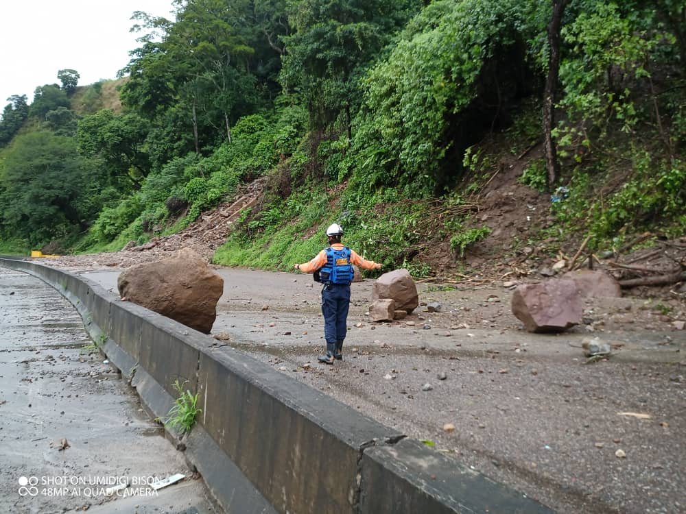 Tachira| Deslizamientos de tierra mantienen restringido el paso de vehículos en la zona norte