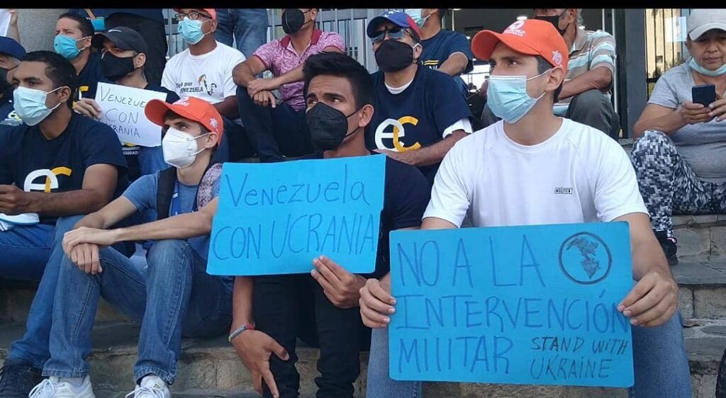 Carabobeños realizaron pancartazo en apoyo a Ucrania: "Venezuela no está con la guerra"