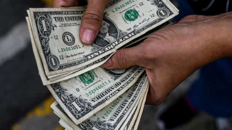 Sigue en alza: Dólar paralelo abrió con tendencia alta la mañana del 6Dic