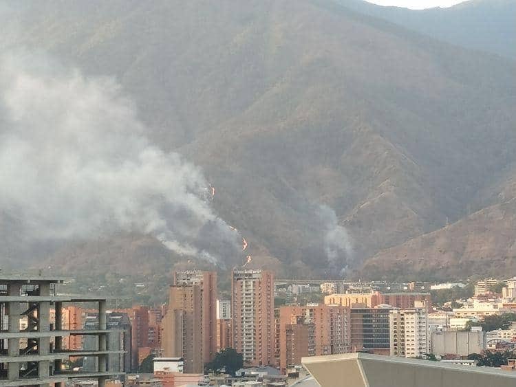 #LOÚLTIMO Reportan incendio forestal en el Ávila: Una persona está desaparecida