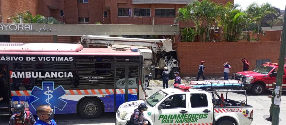 Caracas | Camión que perdió los frenos en avenida de Santa Mónica dejó varios heridos (Fotos)