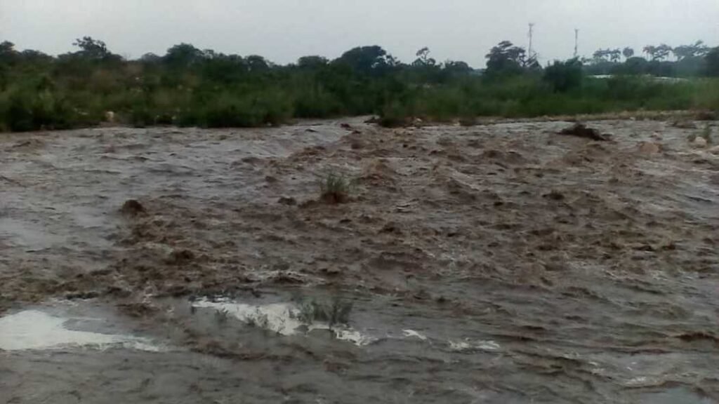 #ATENCIÓN Desbordamiento del río Chaparral en Falcón deja varias personas desaparecidas