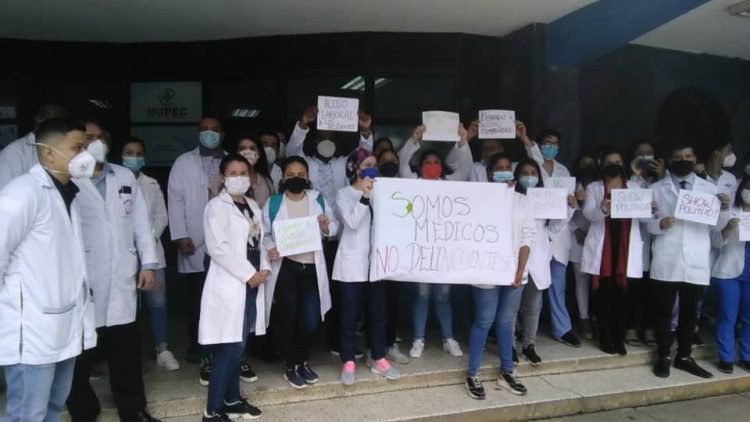 Trujillo | Médicos suspenden operaciones por detención arbitraria de un anestesiólogo en el HPEC