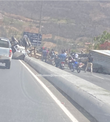 Reportan accidente de tránsito en la Caracas-La Guaira que involucra a varios vehículos (Fotos)