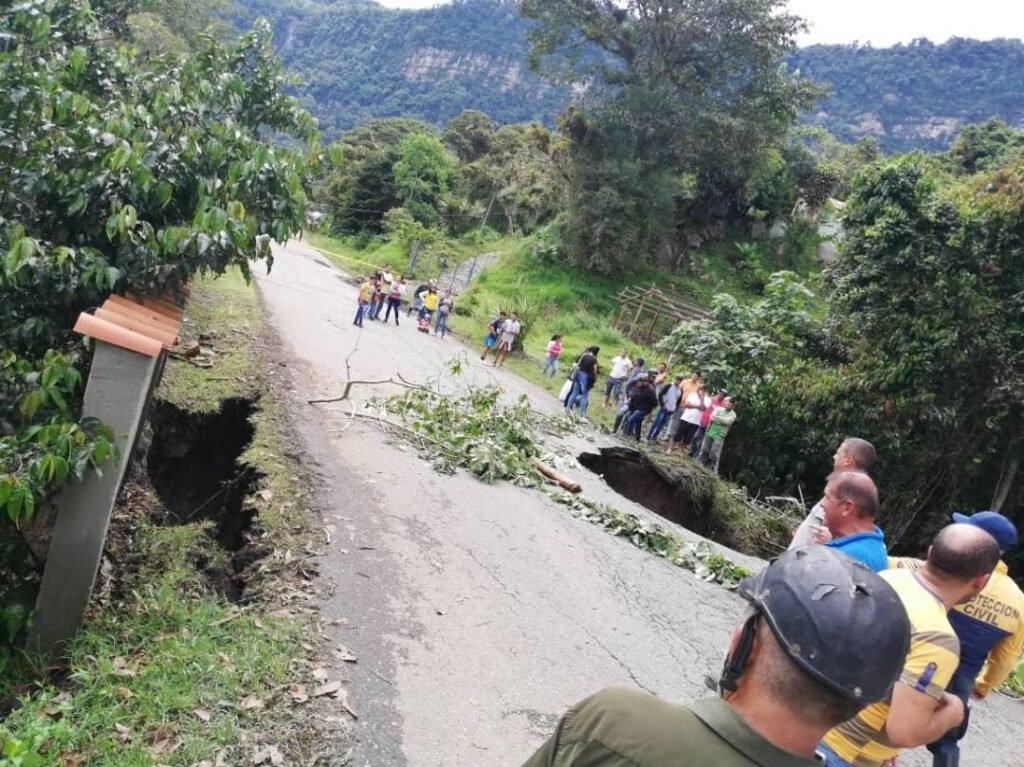 Lluvias colapsan vialidad y dejan a cientos de familias incomunicadas en Mérida (Imágenes)