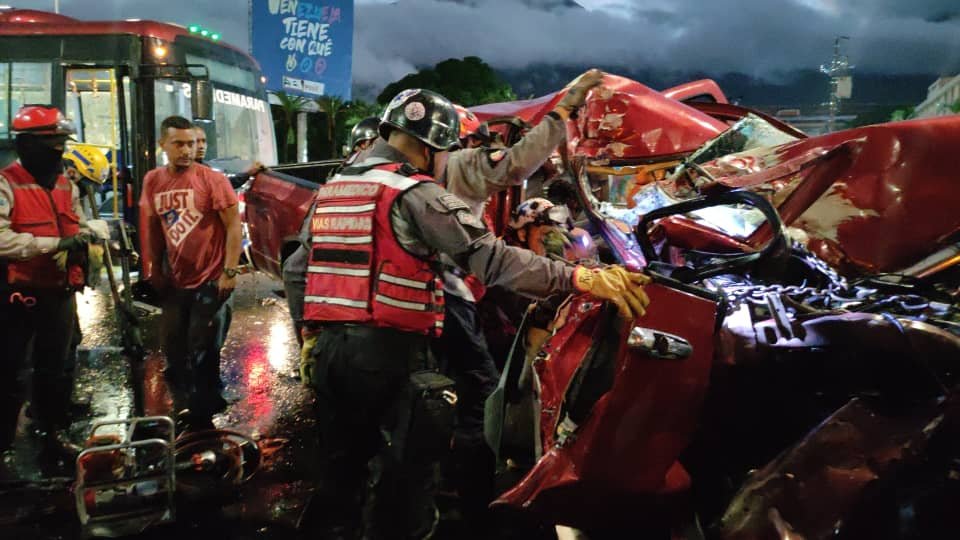 Caracas| Cuatro heridos dejó aparatoso accidente en la Francisco Fajardo