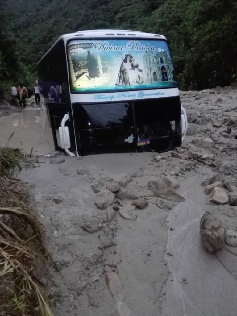 Táchira | Deslizamiento de tierra en Río Negro dejó tapiado a un buscama