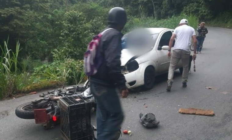 Colisión entre un motorizado y un automóvil dejó un herido de gravedad en Macarao +Fotos