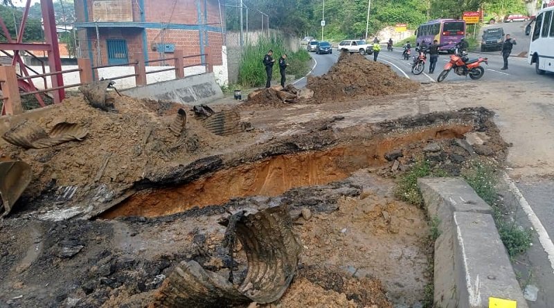 Paso restringido: Iniciaron reparaciones en la carretera Panamericana tras colapso de alcantarillado