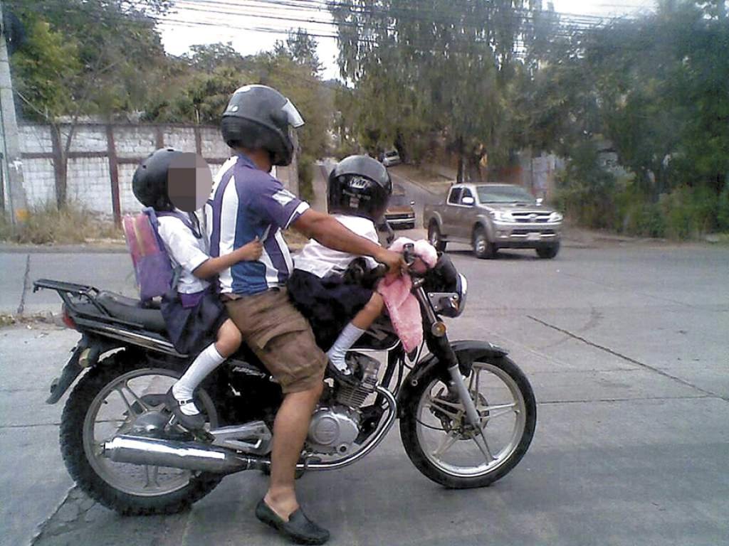 Multarán a motorizados que transporten a niños en El Tigre