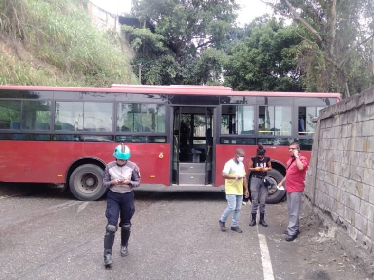 Choque de un metrobús cerca del hospital Pérez Carreño dejó al menos 5 heridos