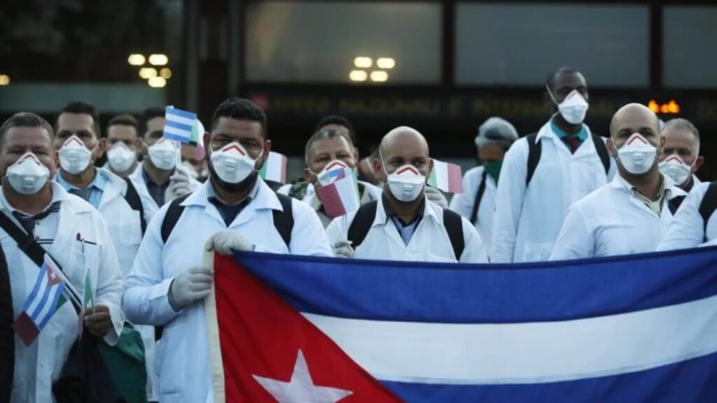 México recibe a médicos cubanos ante déficit de especialistas
