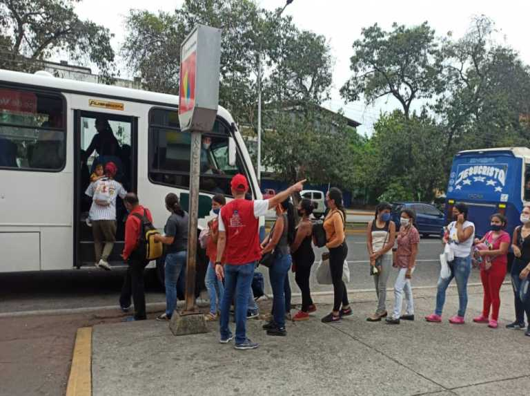 "Hora cero": transportistas en La Guaira denuncian invasión de rutas