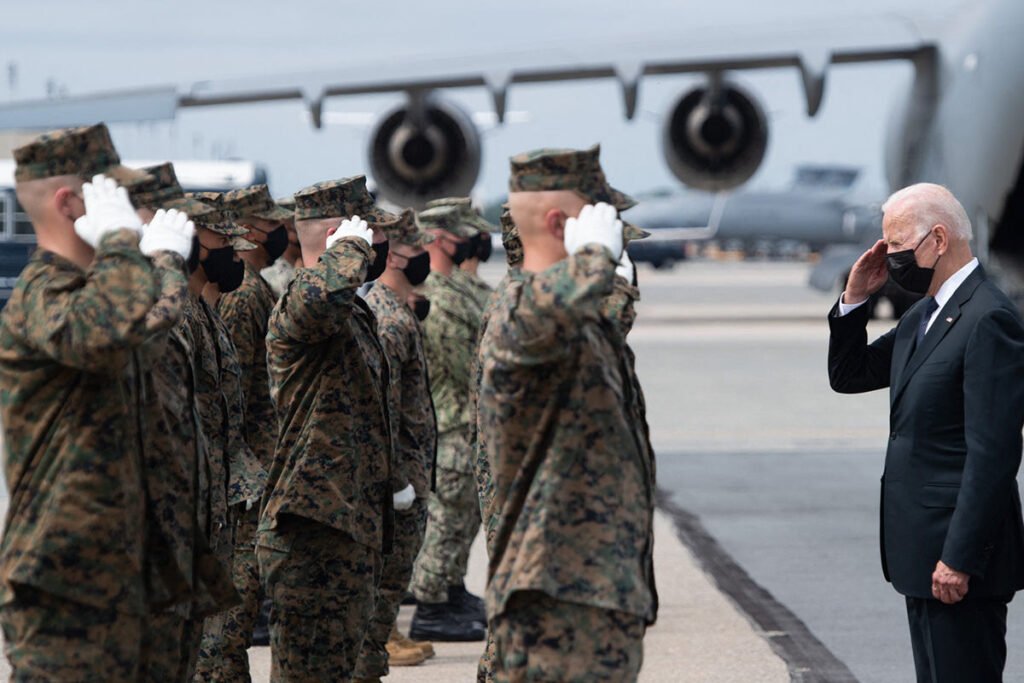 El presidente de Estados Unidos, Joe Biden junto a militares