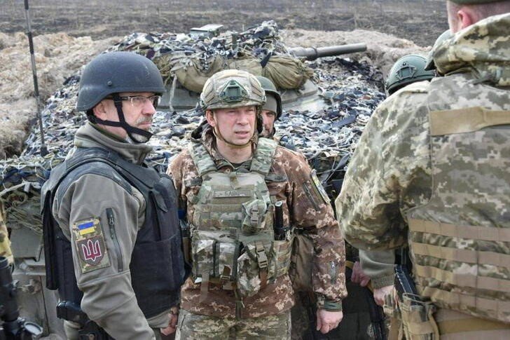 Foto del viernes del Ministro de Defensa de Ucrania, Oleksii Reznikov, visitando posiciones del Ejército en las afueras de Kiev