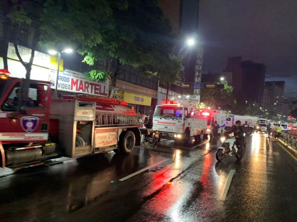 Miranda | Desalojaron a más de 100 personas por incendio en un edificio de Chacao +Video