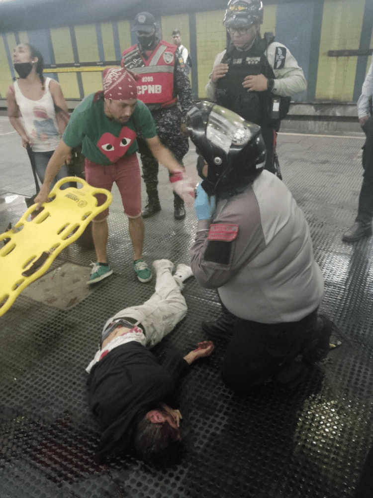 vendedores-ambulantes-protagonizaron-rina-sangrienta-en-estacion-del-metro-de-caracas