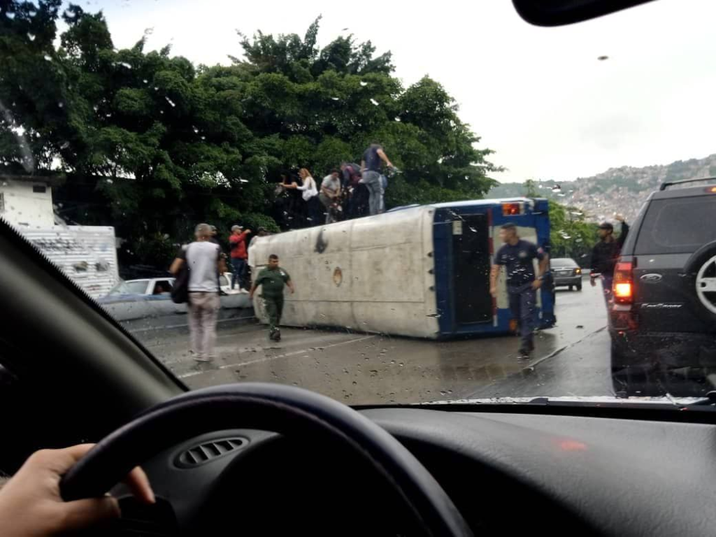 Caracas | Volcamiento de un autobús dejó 10 lesionados este 10Ago +Fotos