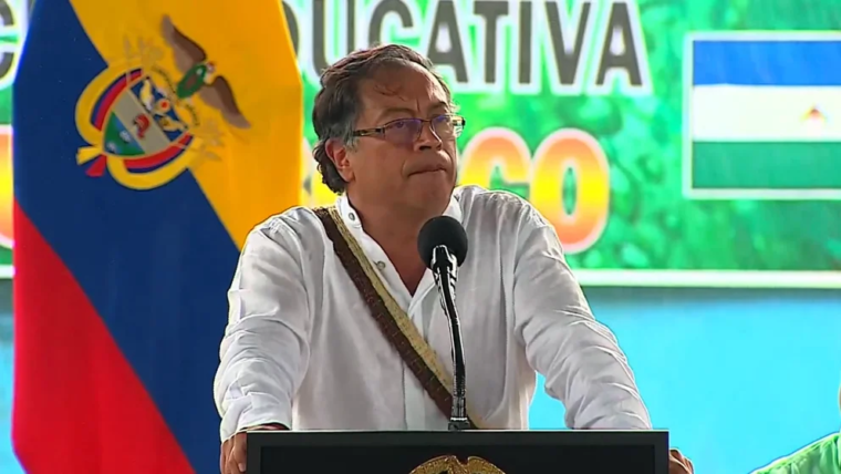 "No se me caiga Colombia": Escolta de Petro se desmayó en un discurso y así reaccionó +Video