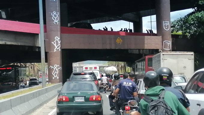 Caracas | Muere un PNB al caer con su moto desde un tramo del Distribuidor La Araña