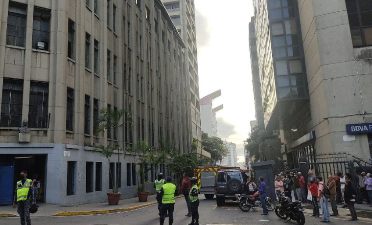 Caracas | Incendio consumió último piso del Colegio Universitario Francisco de Miranda