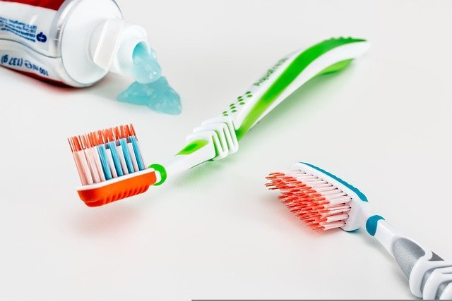 Cepillos de dientes de calidad y cremas dentales con flúor