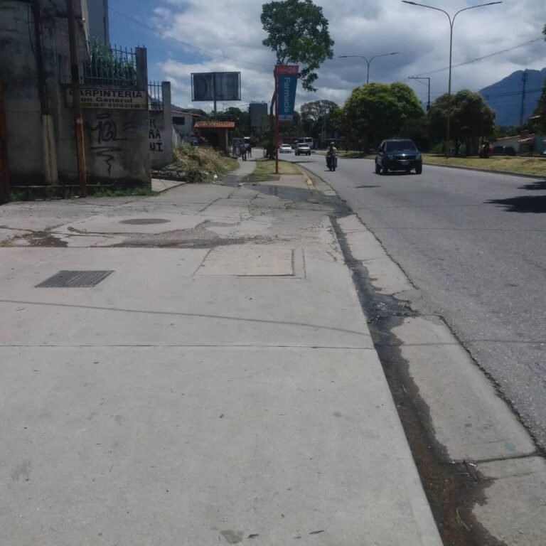 Denuncian bote de agua en una de las principales avenidas de Mérida