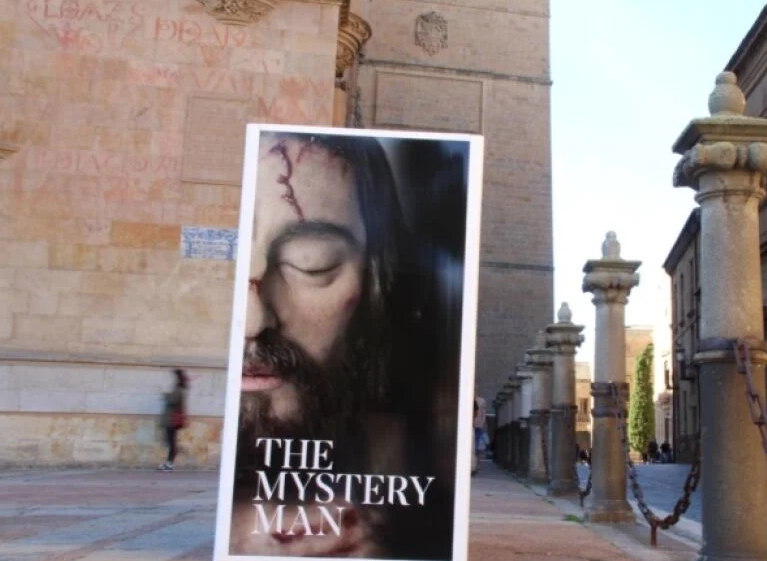 Cartel exposición "The Mystery Man". Foto: Noticias Antena3