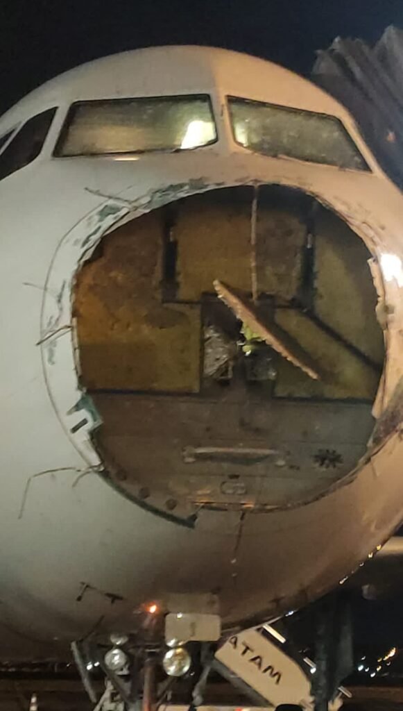 Área frontal del avión de LATAM Airlines totalmente destruida. Cortesía RRSS