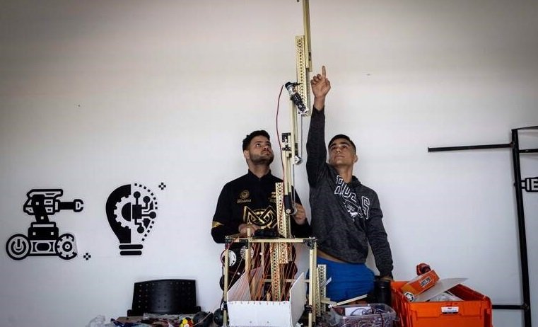 Venezolanos que participaran en el Mundial de Robótica. Foto: Henry Chirinos EFE