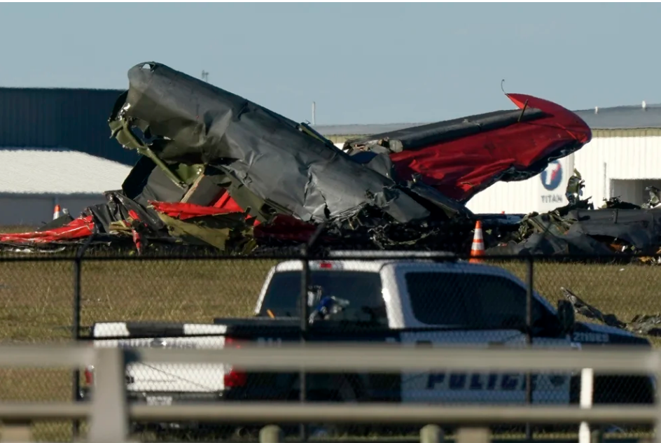 Dos aviones de EEUU chocaron mientras realizaban una exhibición aérea