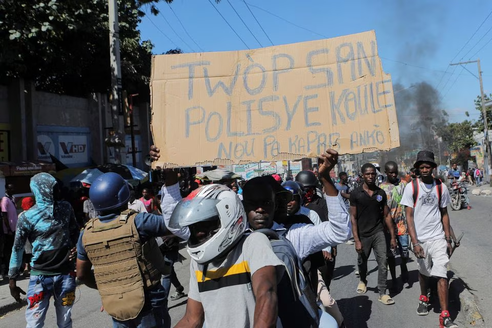 Policias de Haití protestan